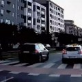 Gde prvo gledati? S jedne strane čukanje i svađa, s druge nepropuštanje pešaka - među kojima i dete! Kamera u Novom Sadu…