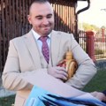 "Je l' ovo moguće, j***m ti sve, plava koverta!": Nesvakidašnja situacija zadesila mladoženju, došao mu poštar usred slavlja i…