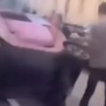 (Video) Neobična nezgoda u centru Novog Sada Mini automobil na struju „sapleo“ se o ivičnjak