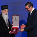 FOTO: Vučić povodom Dana državnosti odlikovao mitropolita bačkog Irineja i druge laureate