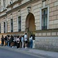Журка одржана у Бановини иако је двориште проглашено незбедним и фасада отпада