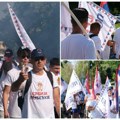 (Foto) pogledajte prve fotografije nepregledne kolone Novosađana koji su pešice krenuli put Beograda Vijori se srpska…