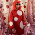 Psihodelične tačkice i crveni paž: Preminula slavna japanska umetnica Jajoi Kusama