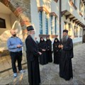 Patrijarh Porfirije stigao u Gračanicu: Zbog ozbiljnosti situacije na KiM, LITURGIJU, ali i PARASTOS će služiti u manastiru