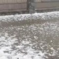 Zabelelo kao usred zime Led pokrio Trstenik u julu na plus 30 (video)