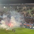 Neverovatna scena u Francuskoj! Pristalice domaćih gađale bakljama igrače svog kluba! Srpski fudbaler gledao incident!