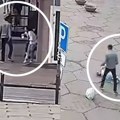 Muškarac tukao žene po ulici, kruži brutalan snimak: Prolaznici nemo posmatraju, niko da pomogne