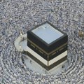 Hodočasnici u Meki kružili oko Kabe: Već se okupilo više od 1,5 miliona muslimanskih vernika (foto)