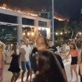 (Video) Požar guta sve pred sobom, a omladina igra kolo na sred ulice: Pogledajte snimak iz Crne Gore koji je uzburkao…