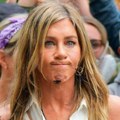 Dženifer Aniston polili uljem za motorna vozila: Za sve su odgovorne njene kolege, glumica šokirana, evo šta se krije iza…