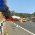 Užas na auto-putu Miloš Veliki: Zapalio se bmw, vatra se svuda širi a drugi vozači prolaze kroz plamen - niko da stane i…