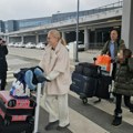 (Paparaco) pet kofera i dve torbe, a na autu ukradena tablica Uhvatili smo našu pevačicu na aerodromu sa porodicom: Na…