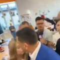Incident na izborima u Rumuniji: Desničarskog kandidata Simiona isterali sa biračkog mesta (foto/video)