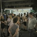 Građani ispred policije na Novom Beogradu, traže informacije gde je odveden student Fizičkog fakulteta
