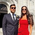 Dragana Kosjerina u ferari crvenoj haljini, a Bojan puca od elegancije: Voditeljka i njen muž kumovali na venčanju u Portugalu…