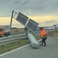 Kamion probio ogradu na auto-put kod Maradika, obustavljen saobraćaj prema Novom Sadu