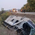 Priveden vozač (70)! Sumnja se da je izazvao tešku nesreću kod Sremske Mitrovice: 83 radnika povređena, dvoje poginulo
