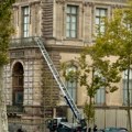 Sedam minuta neviđene drame u Parizu: Otkriveni detalji pljačke Luvra: Lopovi koristili dizalicu, motorne testere i skutere…