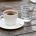 Знате ли зашто се у кафићу уз кафу служи и чаша воде? Сви мисле да је за пиће, а у великој су заблуди