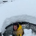 Nerealne slike iz Italije: Sneg zatrpao grad, samo na kolima imaju naslage od jednog metra, ljudi kopaju tunele do kuća (video)…