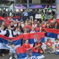 Vijore se srpske zastave - euforija raste! Ludnica ispred Rod Lejver Arene - Novakovi navijači zapalili atmosferu pred veliko…