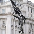 Statua sa potpisom Benksija postavljena u Londonu