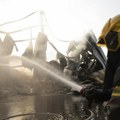 Požar na splavu na Adi Ciganliji sa makiške strane, vatrom zahvaćeni i okolni objekti