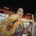Шок на Обреновачком вашару! Тијана Ем без трунке страха узела змију у руке, а онда ју је ова животиња уплашила! (фото)