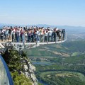 Prvi turisti stigli na vidikovac na Kablaru: Besplatan ulaz za staklenu atrakciju traje do ovog datuma (foto)