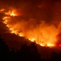 Najstrašnija fotografija požara koji divlja po Srbiji: Sve se crveni, dim se diže u nebo! Vatrogasci se nadljudski bore sa…