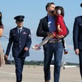 (Video) Supruga Džej Di Vensa zamalo pala niz stepenice helikoptera dok je držala bebu u naručju: Dramatičan snimak obilazi…