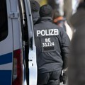 Bacio bombu među 500 ljudi na sahrani u Nemačkoj: Okupljeni ga pojurili, uhvatili i pretukli