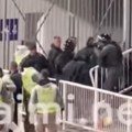 Prištinom se orilo "Kosovo je Srbija" Policija izbacivala, navijači napadnuti, nastao totalni haos (video)