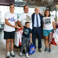 Zvezda ugostila porodicu Filić sa dvanaestoro dece iz Kragujevca i obradovala ih poklonima (FOTO)