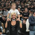 (Foto): "Bolja od tvoje bivše": U elastičnom kombinezonu, a na grudima hit poruka Milica Dabović sa sinom bila na derbiju…