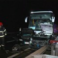 Jezive slike kod Kragujevca: Vozila smrskana, vatrogasci izvlače zarobljene putnike iz automobila, saobraćaj obustavljen…