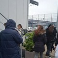 Koordinator pretio obezbeđenjem: Reporterka Danasa ispred kol centra SNS-a zatekla zaposlene na pauzi