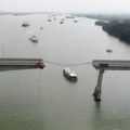 Barža urušila most, ima poginulih Užas u Kini, vozila upala u vodu, traga se za nestalima (foto)