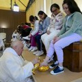 Papa Franja ritualno oprao noge 12 žena u zatvoru