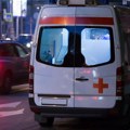 Motocklistu (50) udario automobil u Železniku: Zadobio povrede glave, prevezen u Urgentni centar