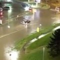 Ulice prestonice se pretvorile u reke: Voda ulazi u autobuse, panika na sve strane posle snažnog nevremena (video)
