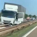 Put ka Nišu u zastoju! Udes kod Velike Plane, kamion probio bankinu (VIDEO)