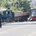 "Kamion je bio parkiran nasred puta, nisam mogao da reagujem": Vozač autobusa o užasnoj saobraćajnoj nesreći kod Umke…