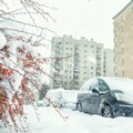 Visina snega dostigla 20 centimetara Oluja čupala drveće, nosila krovove u ovom evropskom mestu (foto)