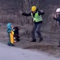 Najslađi snimak koji ćete videti danas Radnici na putu rešili da obraduju mališana, prizor će otopiti i najtvrđa srca…