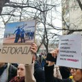 BLOG UŽIVO Muškarac napao novinarku na protestu u Inđiji, policija morala da reaguje