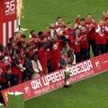 Fudbalerima Zvezde dodeljen pehar namenjen šampionu Superlige