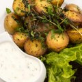 Salata o kojoj će se pričati! Zgnječeni mladi krompiri su ljubav na prvi zalogaj, bolji i od pečenja!
