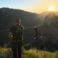 Pevačica se zaglavila na ziplajnu, odigrala se velika drama! Vrištala i plakala dok je bespomoćno visila nad provalijom…