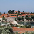 Kraljičina plaža čeka goste: Da li će ove sezone biti otvoren grad-hotel Sveti Stefan? Evo dokle je stigao spor